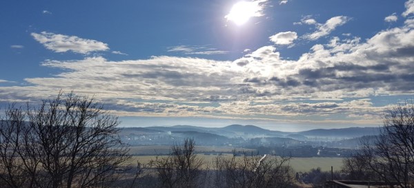 Sonniger Sommertag mit Wolken über dem Tal