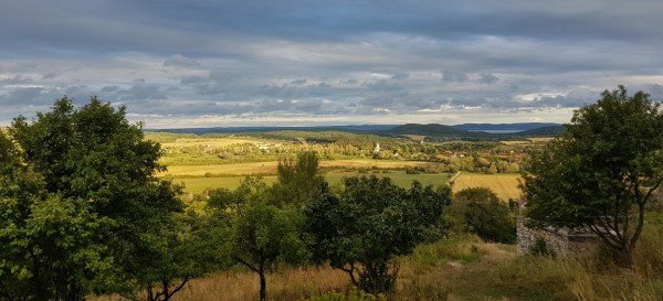 Sonne durchbricht die Wolken, Panorama von Pécsely