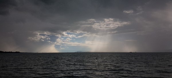 Stormiges Wetter mit Sonnenstrahlen