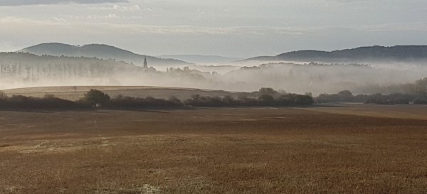 Kirchenturm sticht den Nebel durch