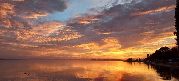 Kitchige Sonnenuntergang am Balaton (Plattensee)